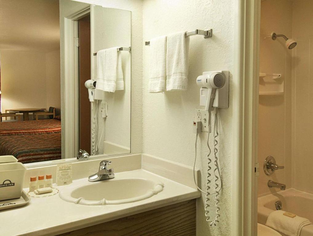 Hotel Days By Wyndham Okmulgee